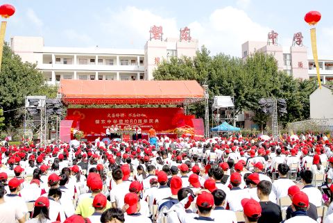 揭阳产业园   本报讯 (记者 张夏阳) 10月8日,揭阳产业园磐东中学迎来